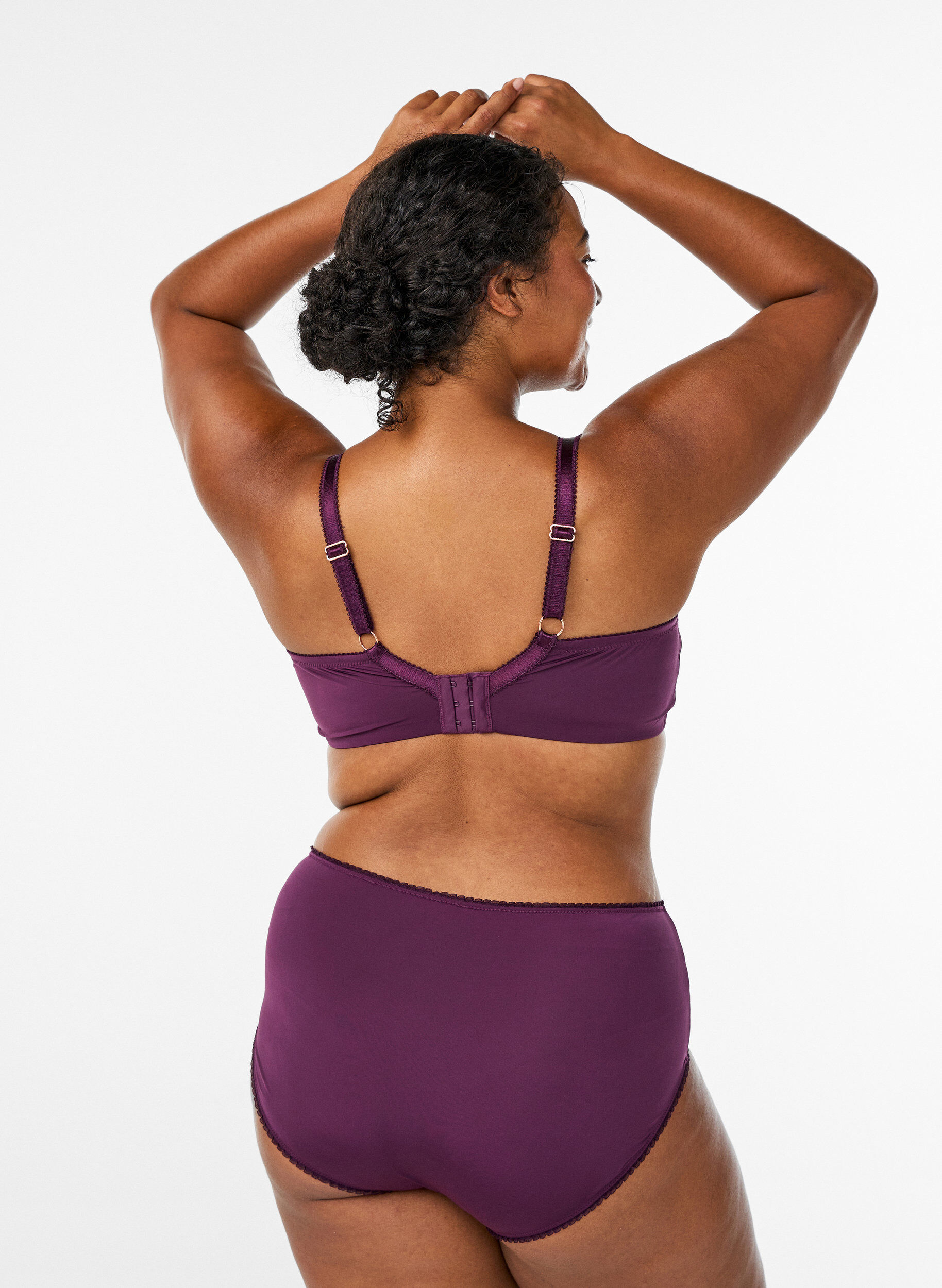 Zizzi Polstret BH med blomsterbroderi, Lilla, Model image number 2