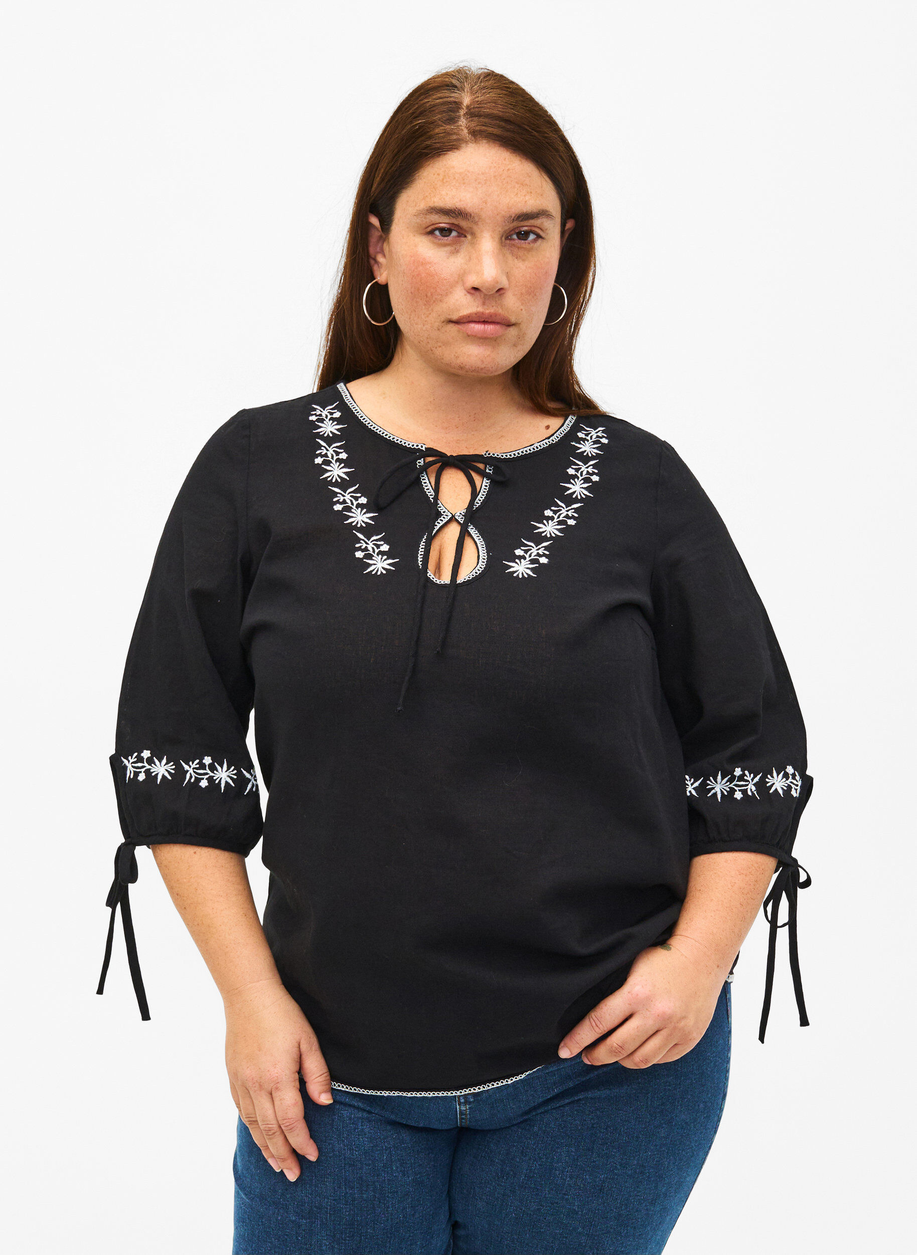 Zizzi Brodert bluse i bomullsblanding med lin, Black W. EMB, Model image number 0