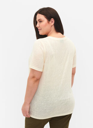 Zizzi T-skjorte med nagler og rund hals, Buttercream, Model image number 1
