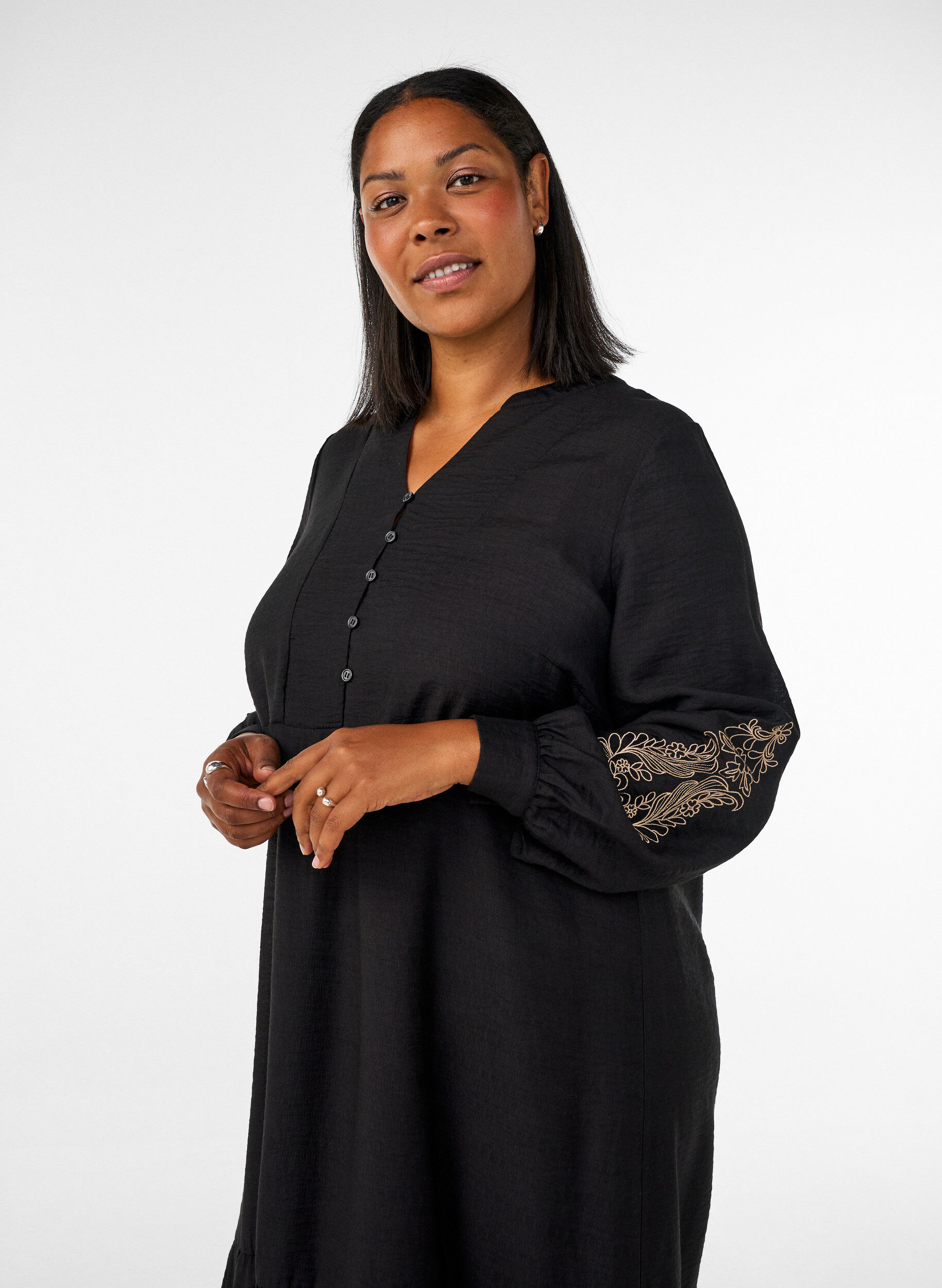 ZizziViskosekjole med broderi og lagdelte volanger, Svart, Model image number 2