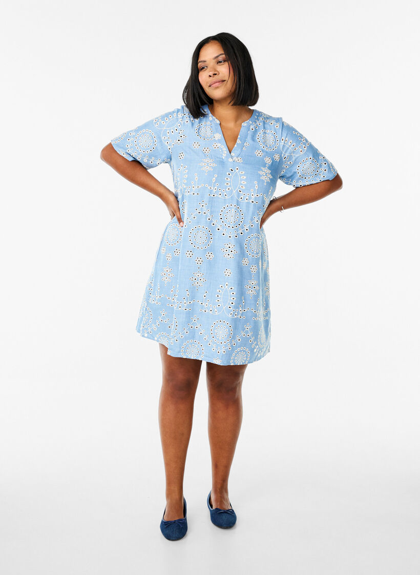 Kort kjole med et dekorativt hullmønster, Faded Denim w. White, Model