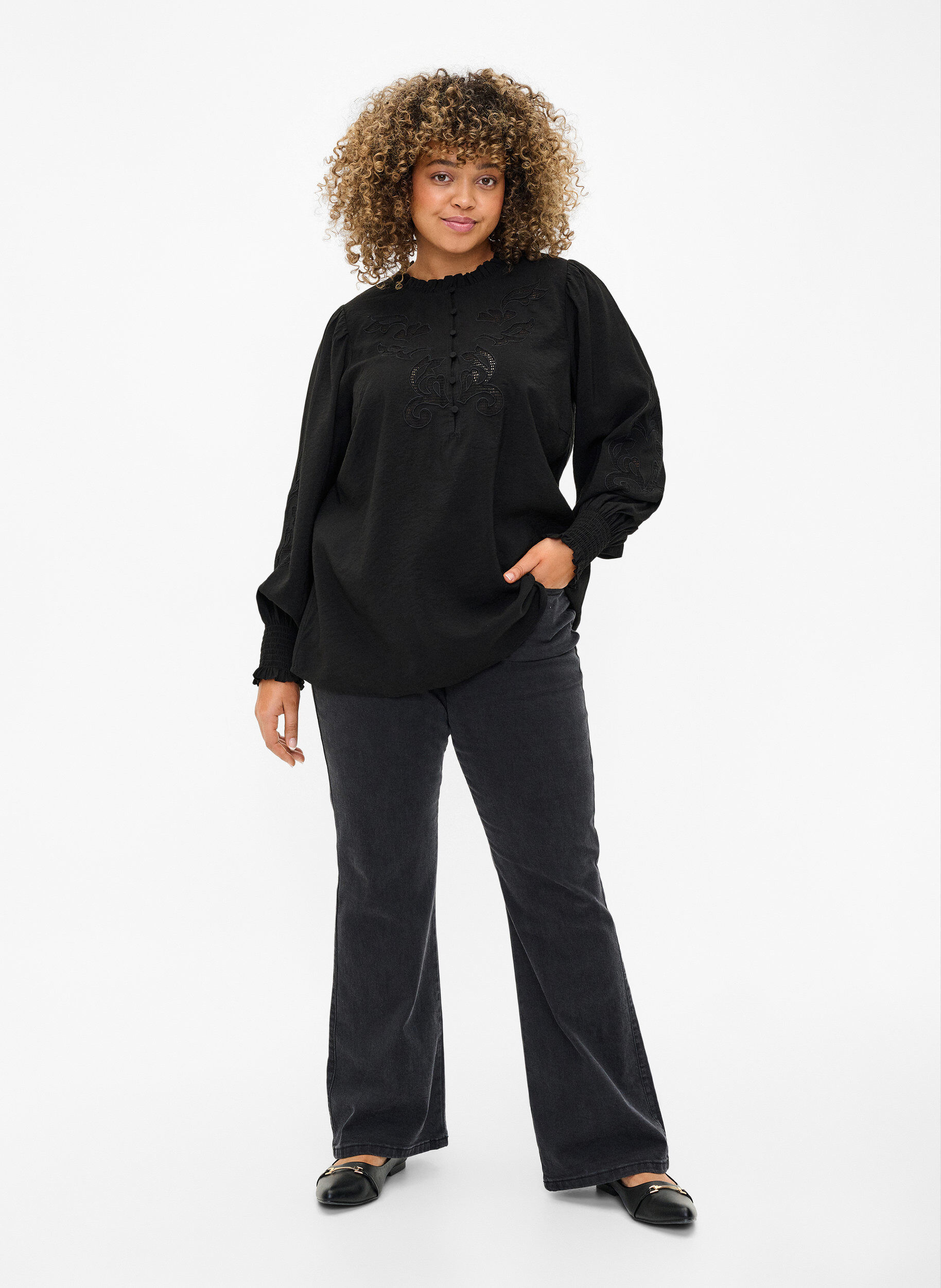Zizzi Bluse med volanger og broderi anglaise, Black, Model image number 2