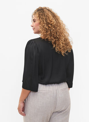 Bluse i sateng med halvlange ermer, Black, Model image number 1