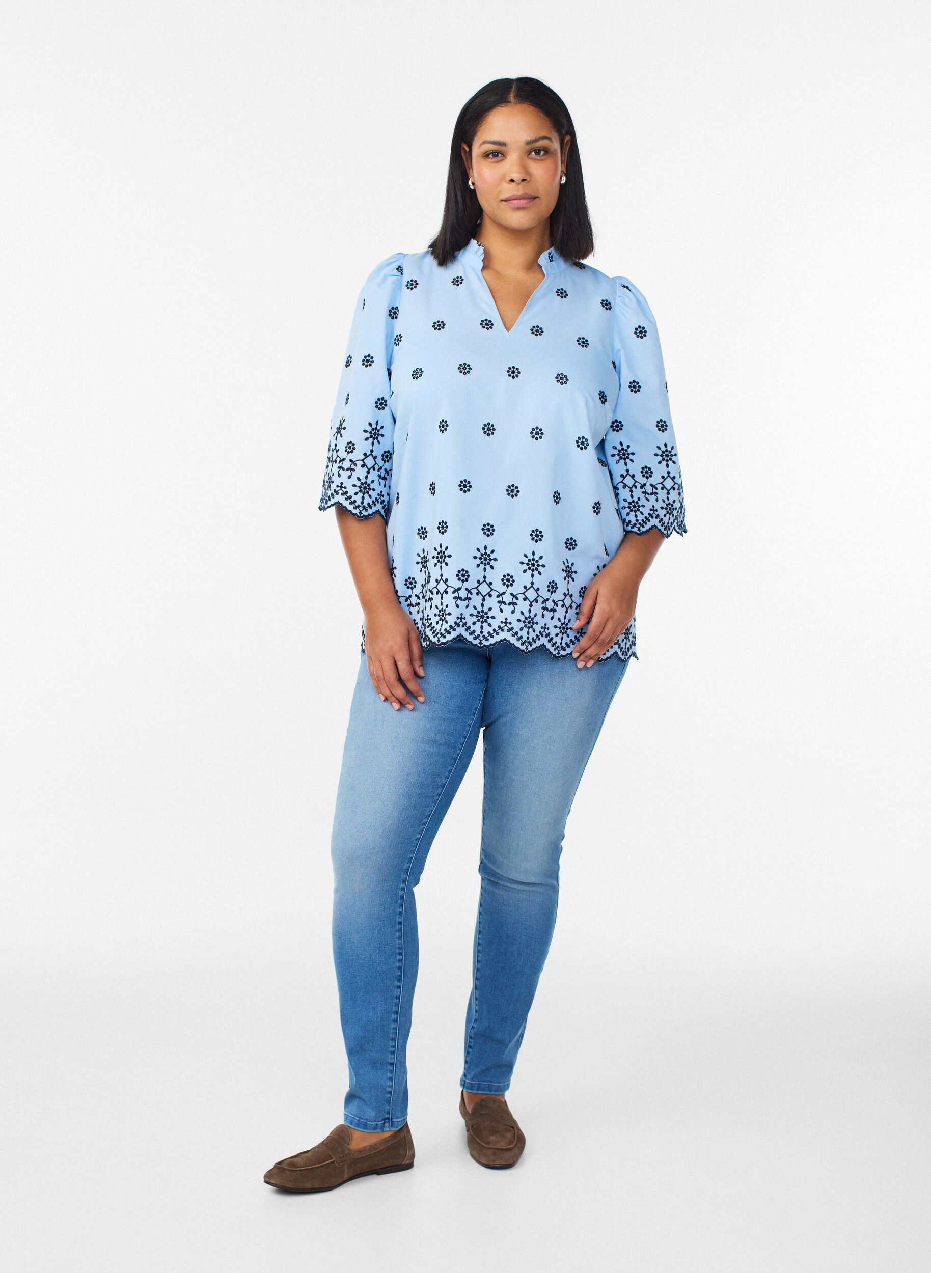 Zizzi Bluse med 3/4 ermer og brodert m&oslash;nster, Bl&aring;, Model image number 1