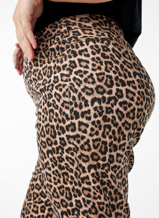 Zizzi Leopardjeans med regular fit og vanlig midje, Brun, Model image number 3