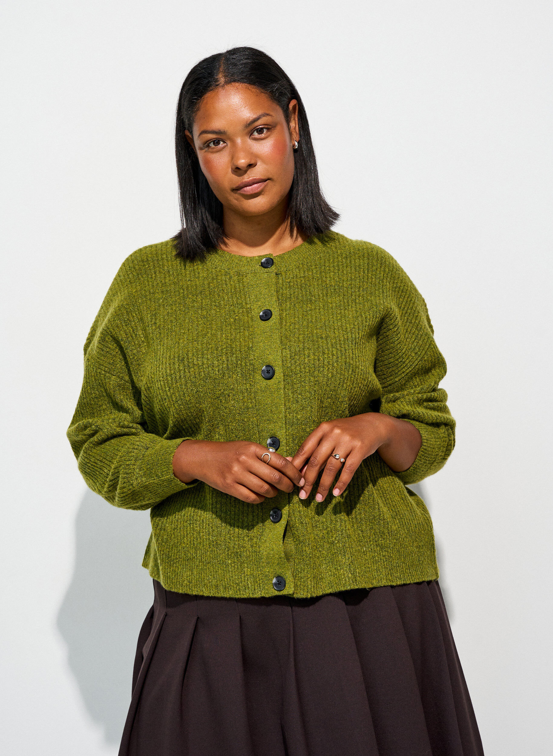 Ribbestrikket cardigan med knapper, Gr&oslash;nn, Model