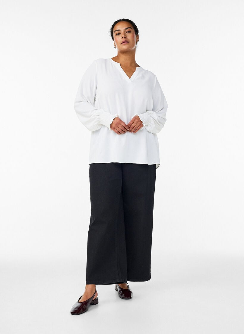 Bluse med smockmansjetter og V-hals, Vanilje, Model image number 1