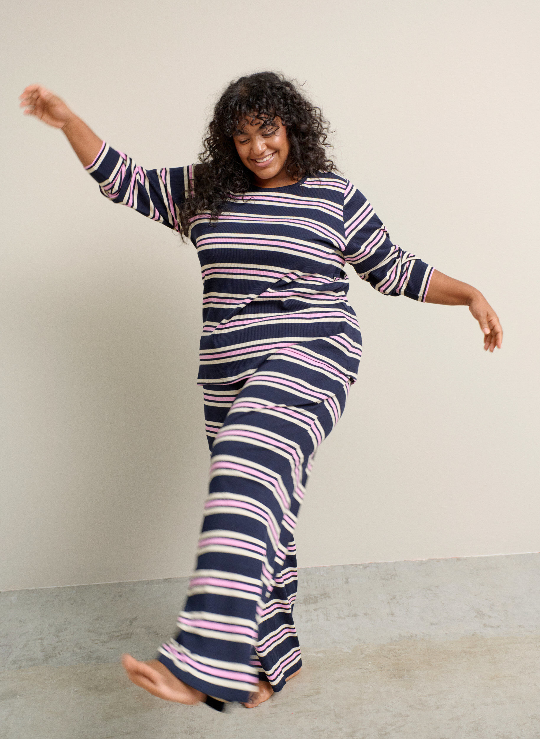 Zizzi Langermet nattopp i ribbestrikket jersey med striper, Bl&aring;, Image image number 0