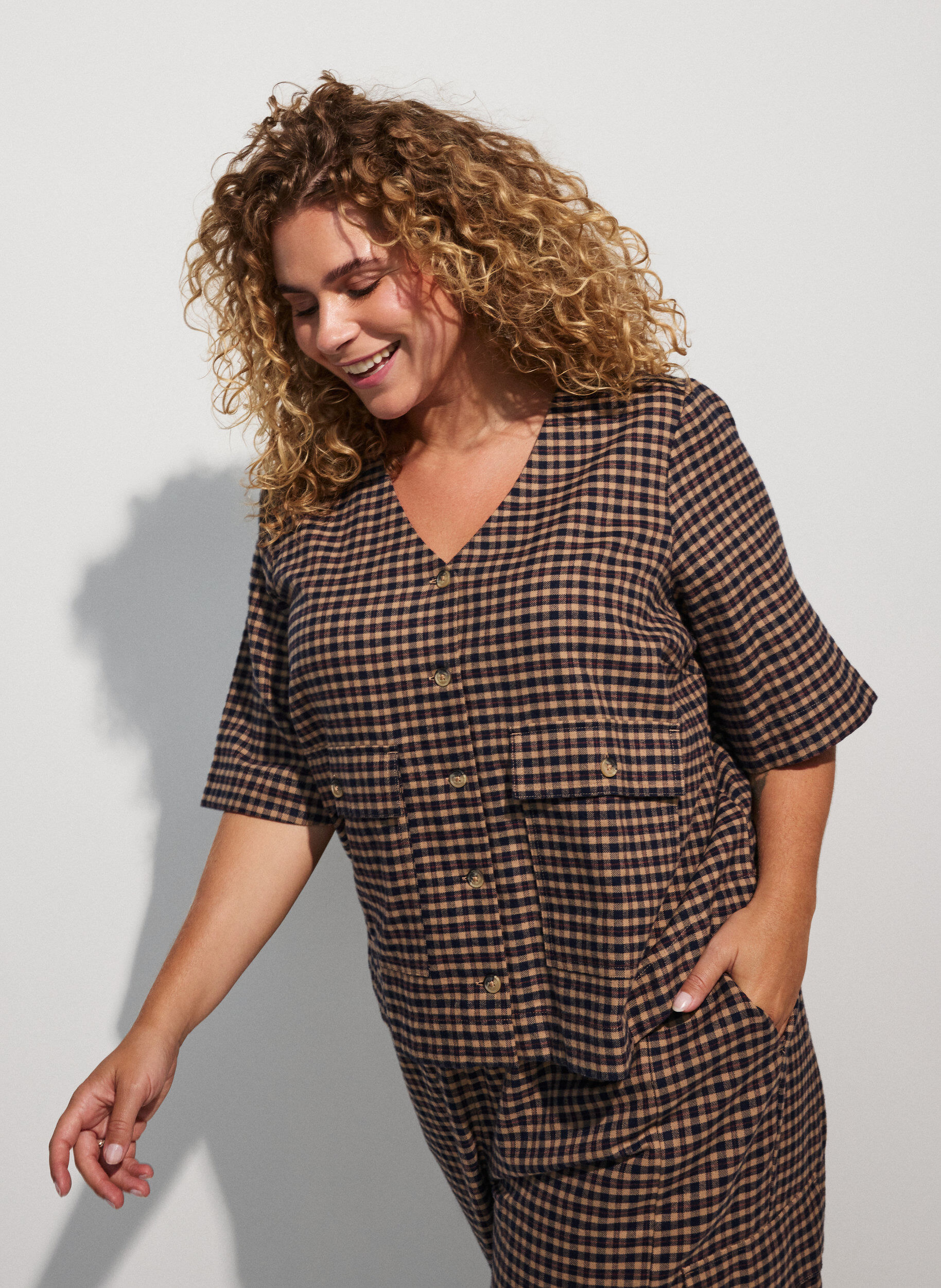 Bluse med ruter og brystlommer, Brun, Model