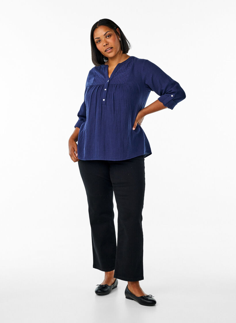 Bluse i bomullsmuslin med broderi anglaise, Blå, Model image number 1