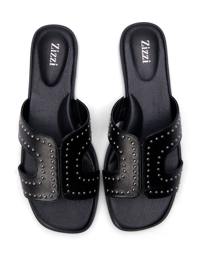 Flate slip-on-sandaler med bred passform og nitter, Black, Packshot