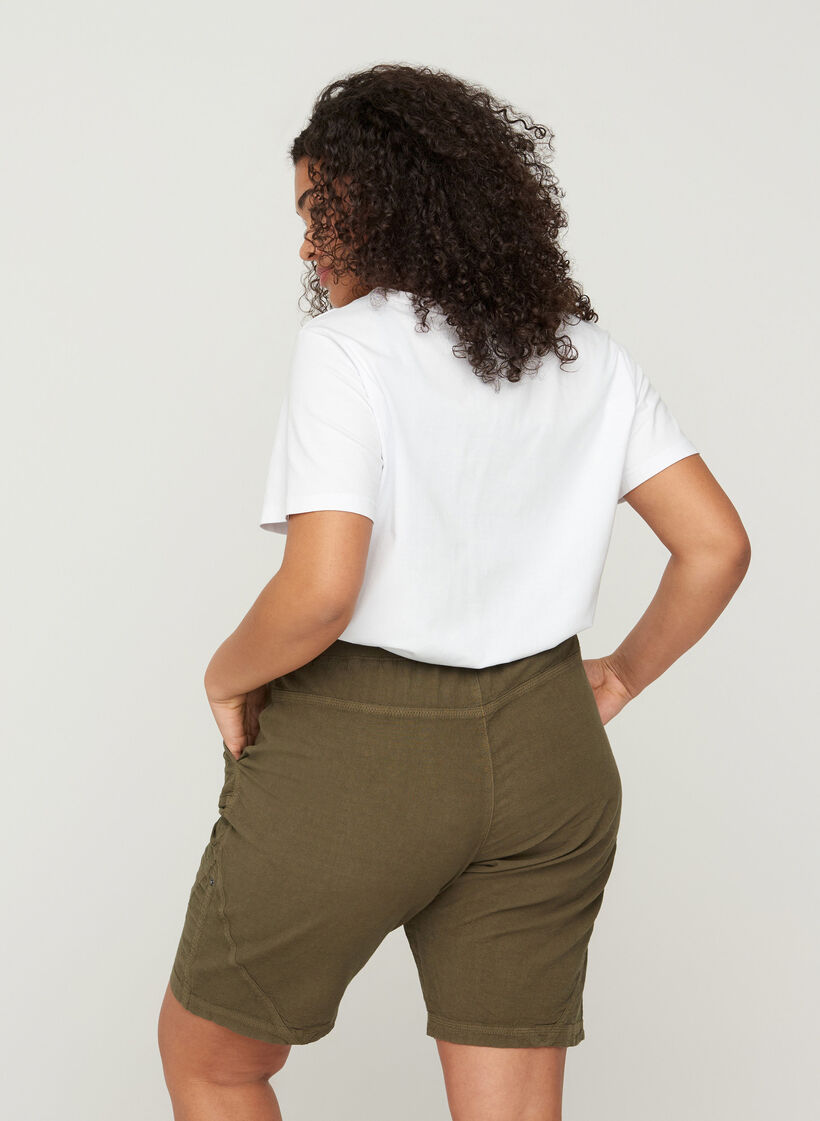 Løse shorts med lommer i bomull, Ivy Green, Model