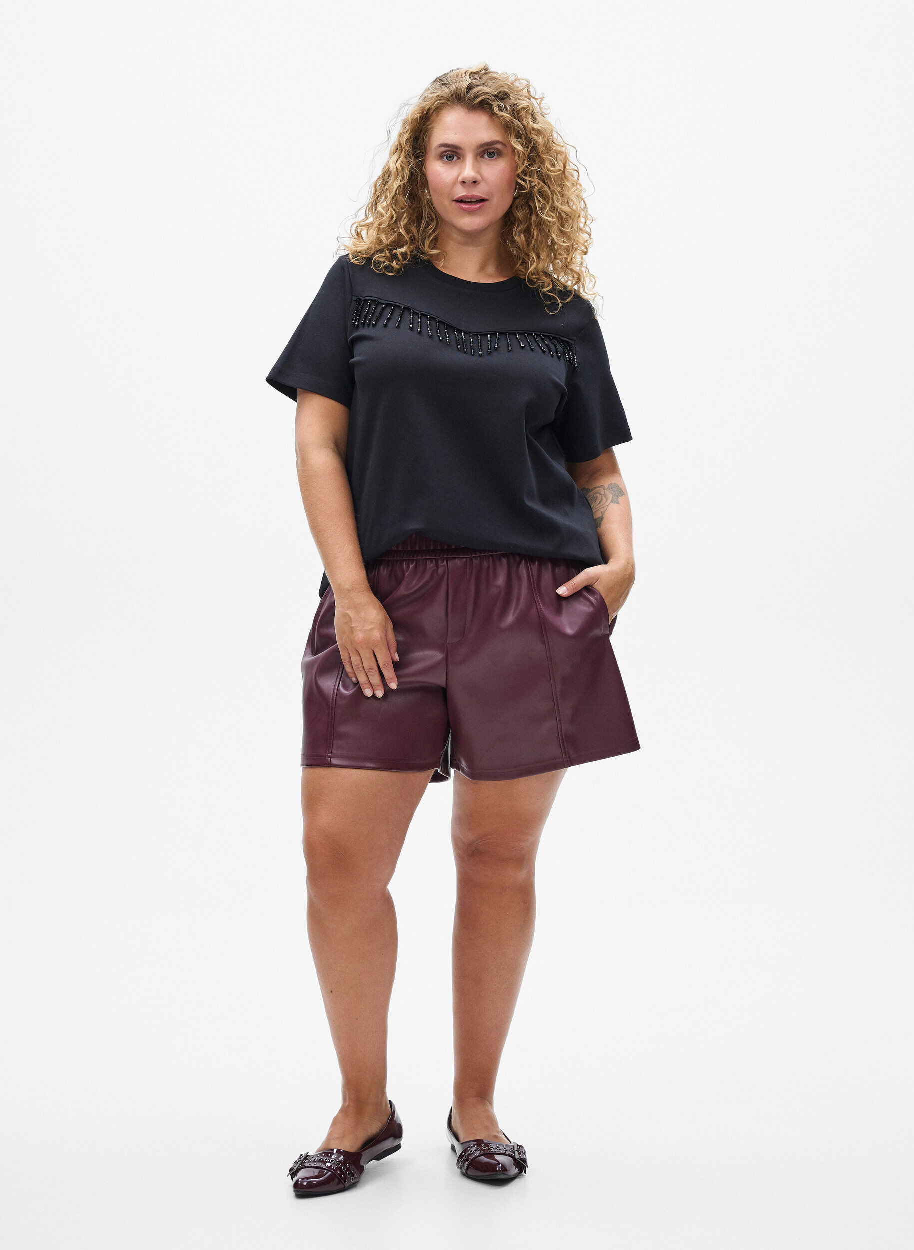 Zizzi Loose fit imitert skinnshorts med elastisk linning, M&oslash;rk Bordeaux, Model image number 1