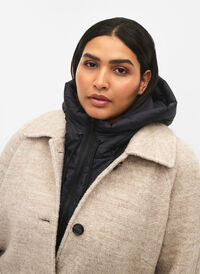 Hette med glidelås i kragen, Black, Model