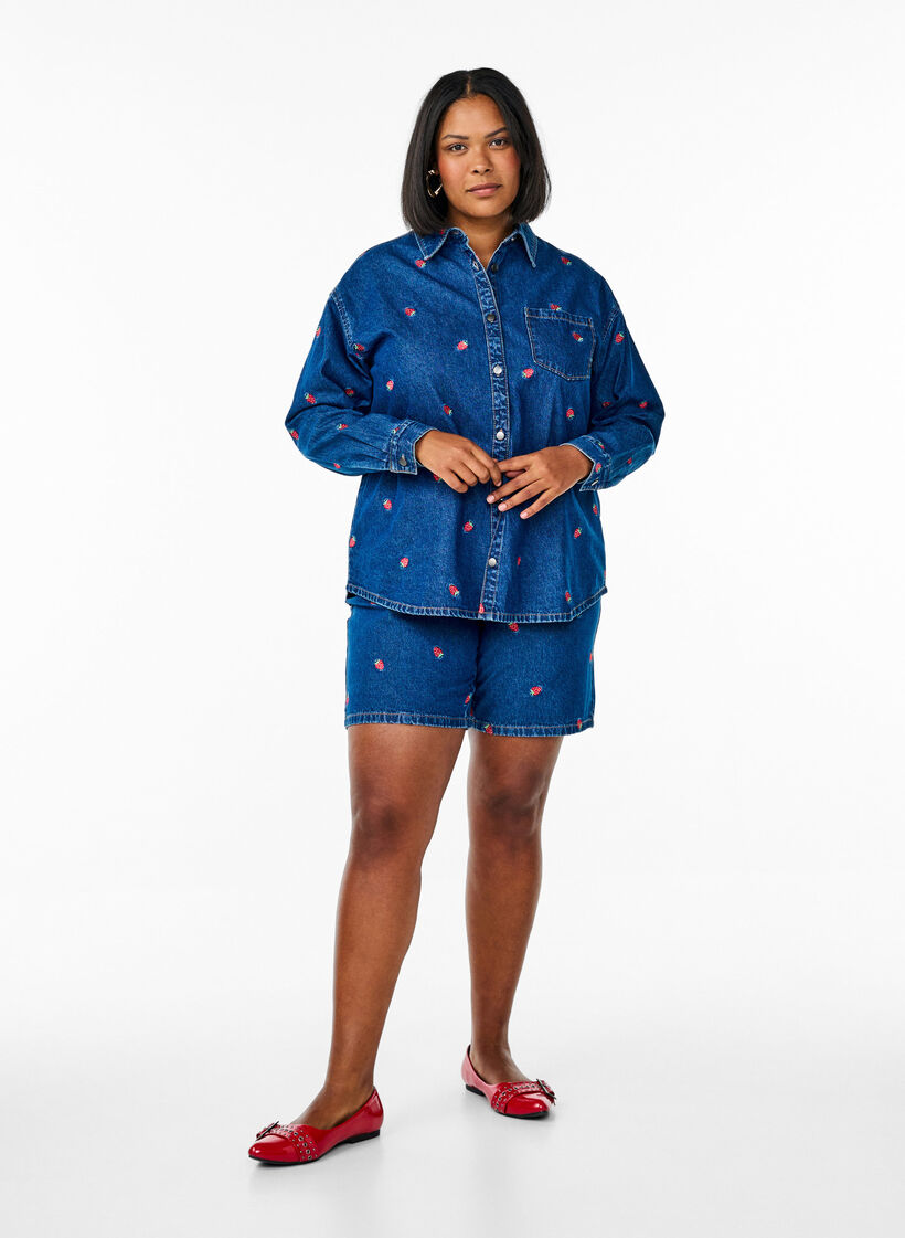 Denimskjorte med broderte jordbær, B. D. Strawberries, Model