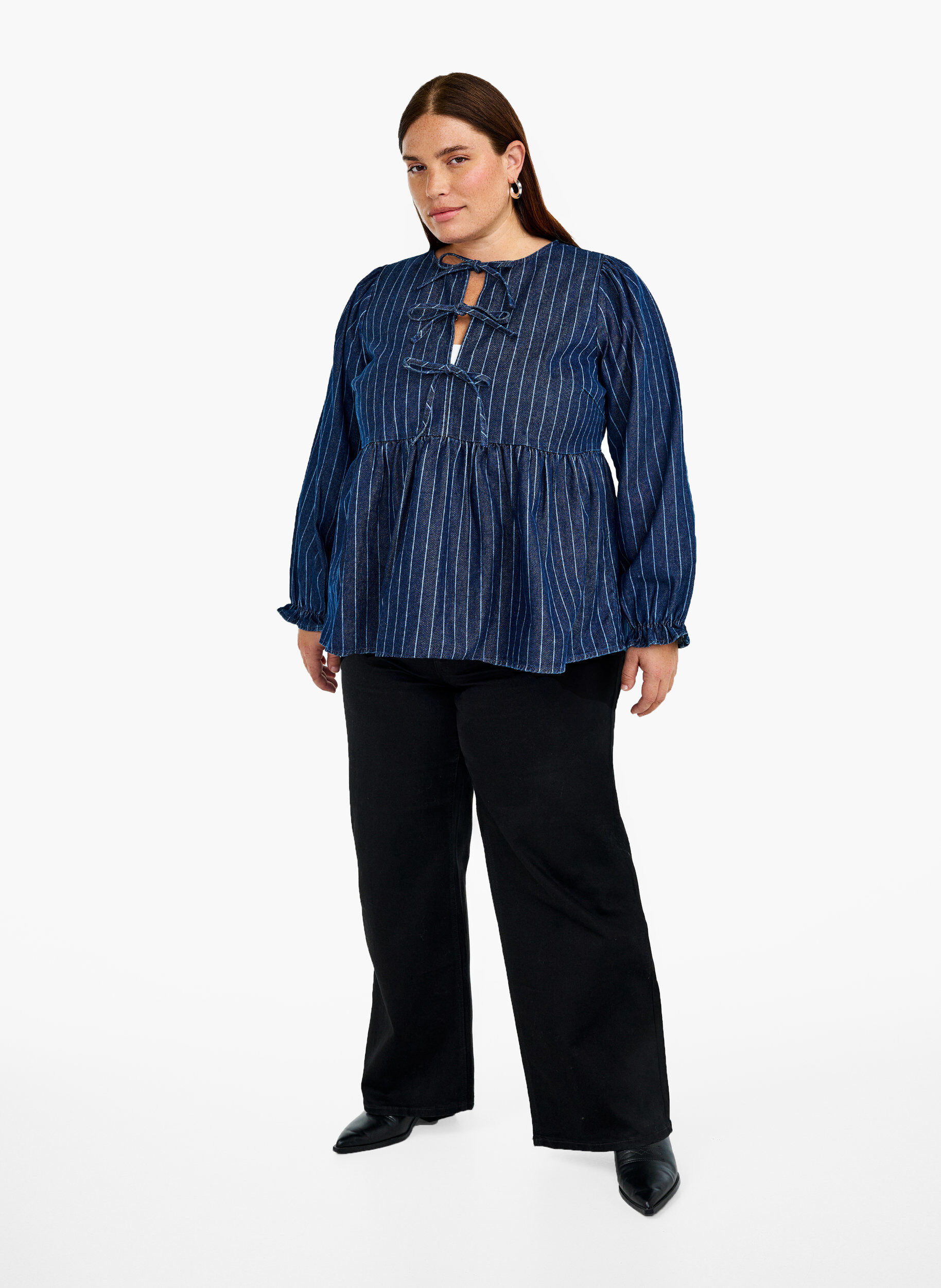 Zizzi Stripete denimbluse med knyting foran, Bl&aring;, Model image number 1