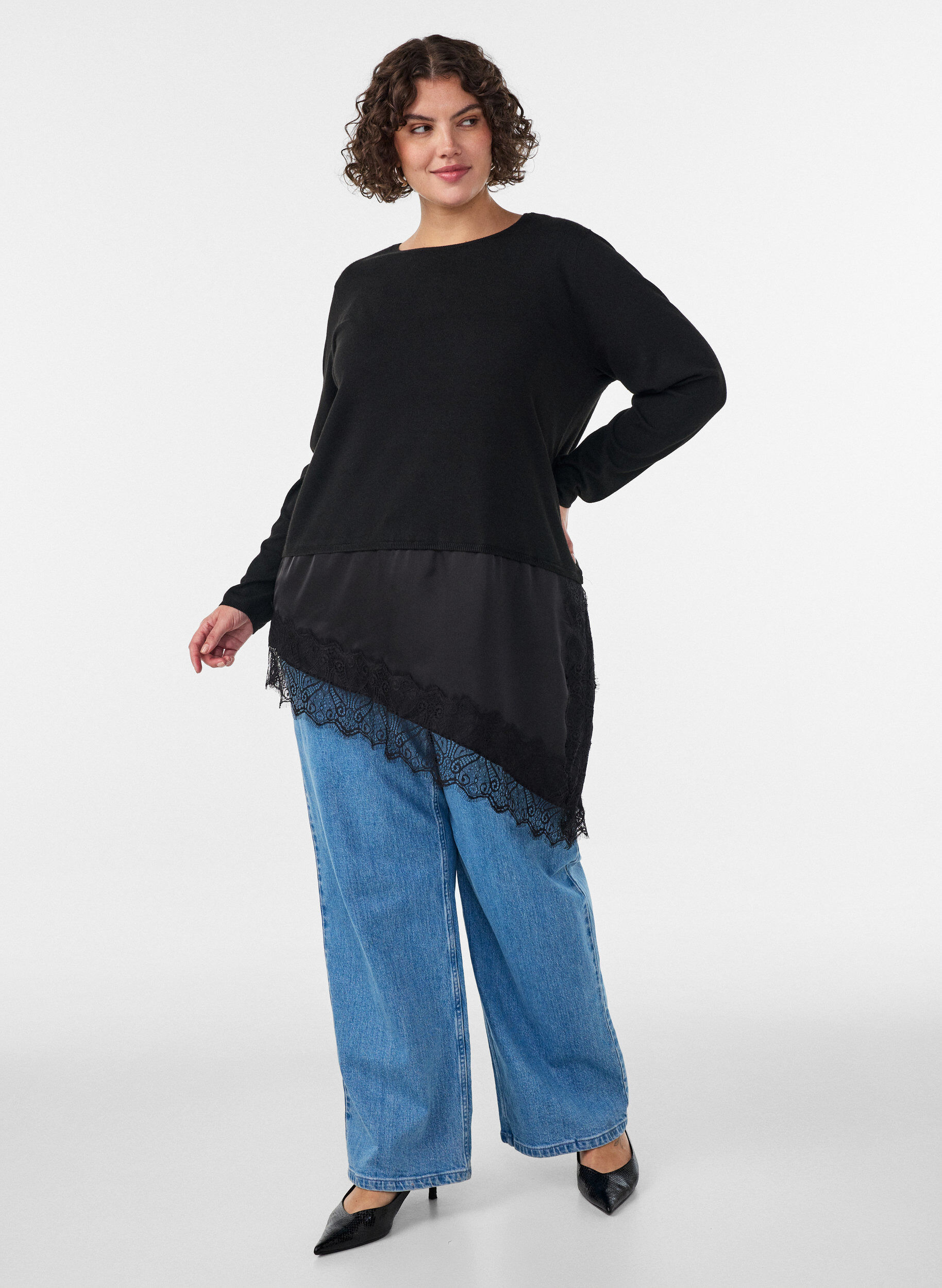 ZizziStrikkebluse med lagvis effekt og blondekant, Svart, Model image number 1
