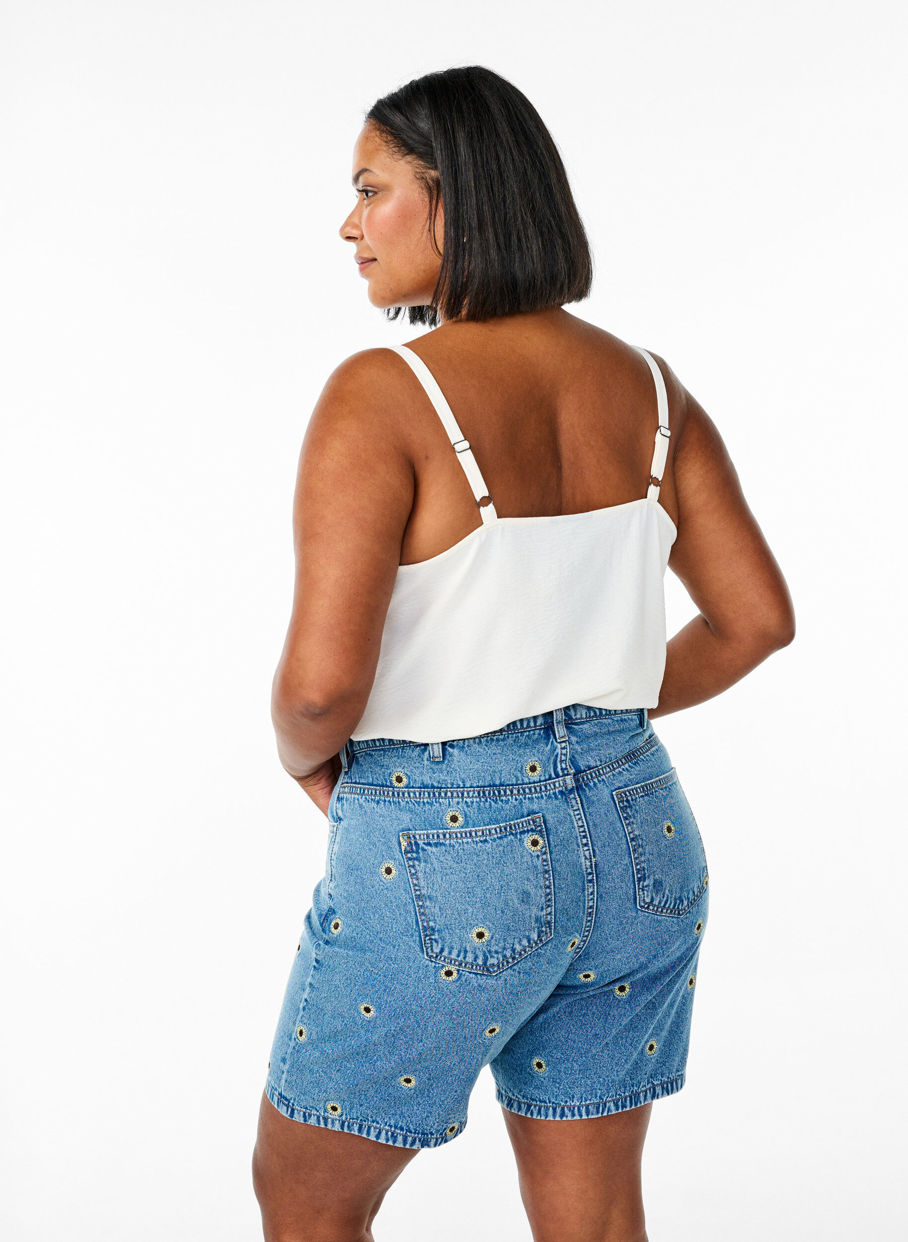 Zizzi Dongerishorts med broderte blomster, Bl&aring;, Model image number 1