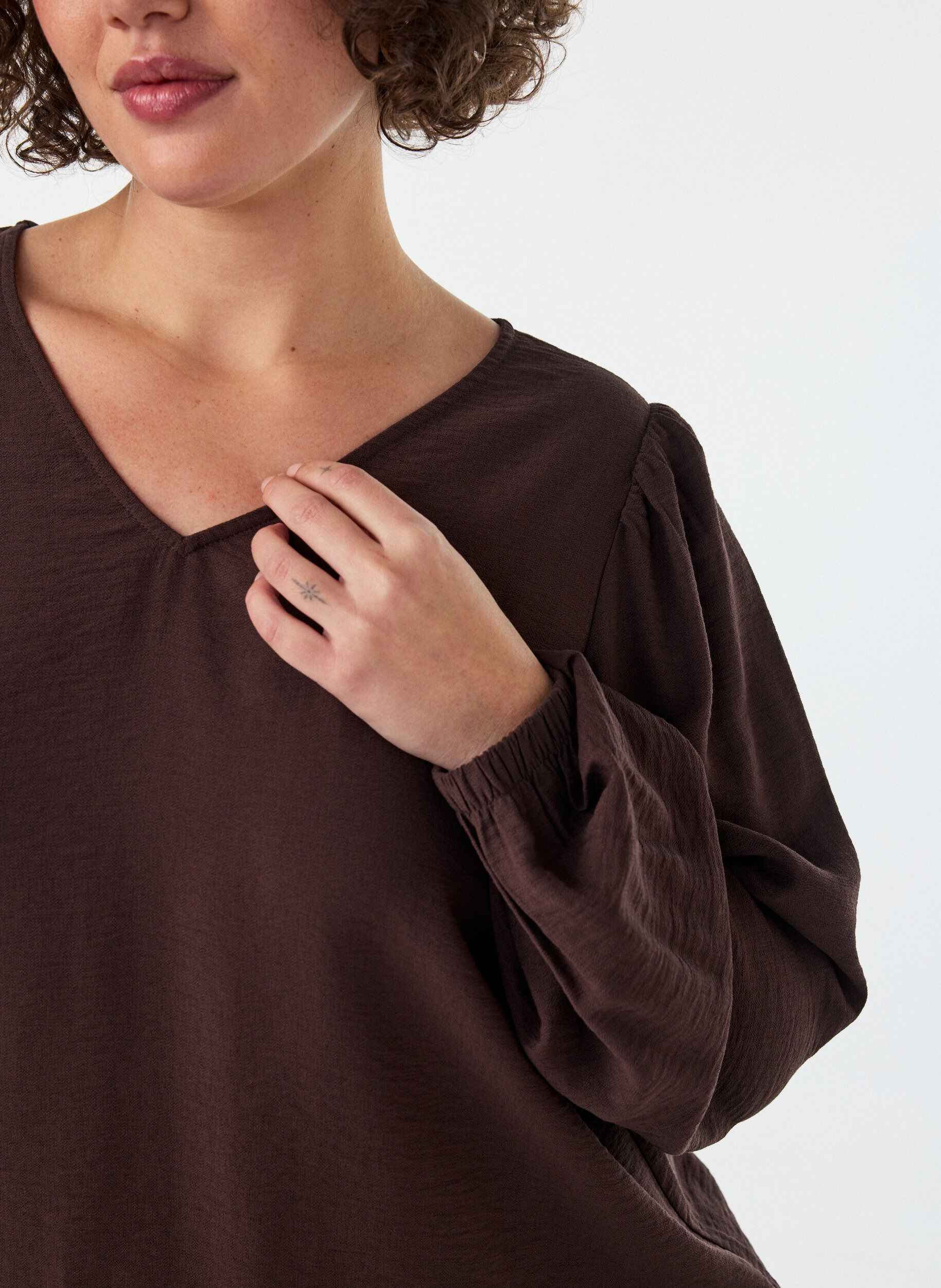 ZizziViskosebluse med V-hals og ballongsilhuett, Brun, Model image number 3