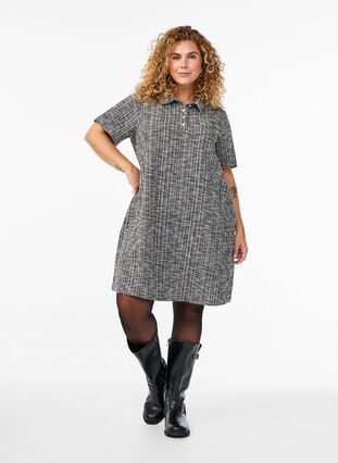 Zizzi Kort kjole i teksturert jersey med et grafisk sjakkmønster, Off White Check, Model image number 2
