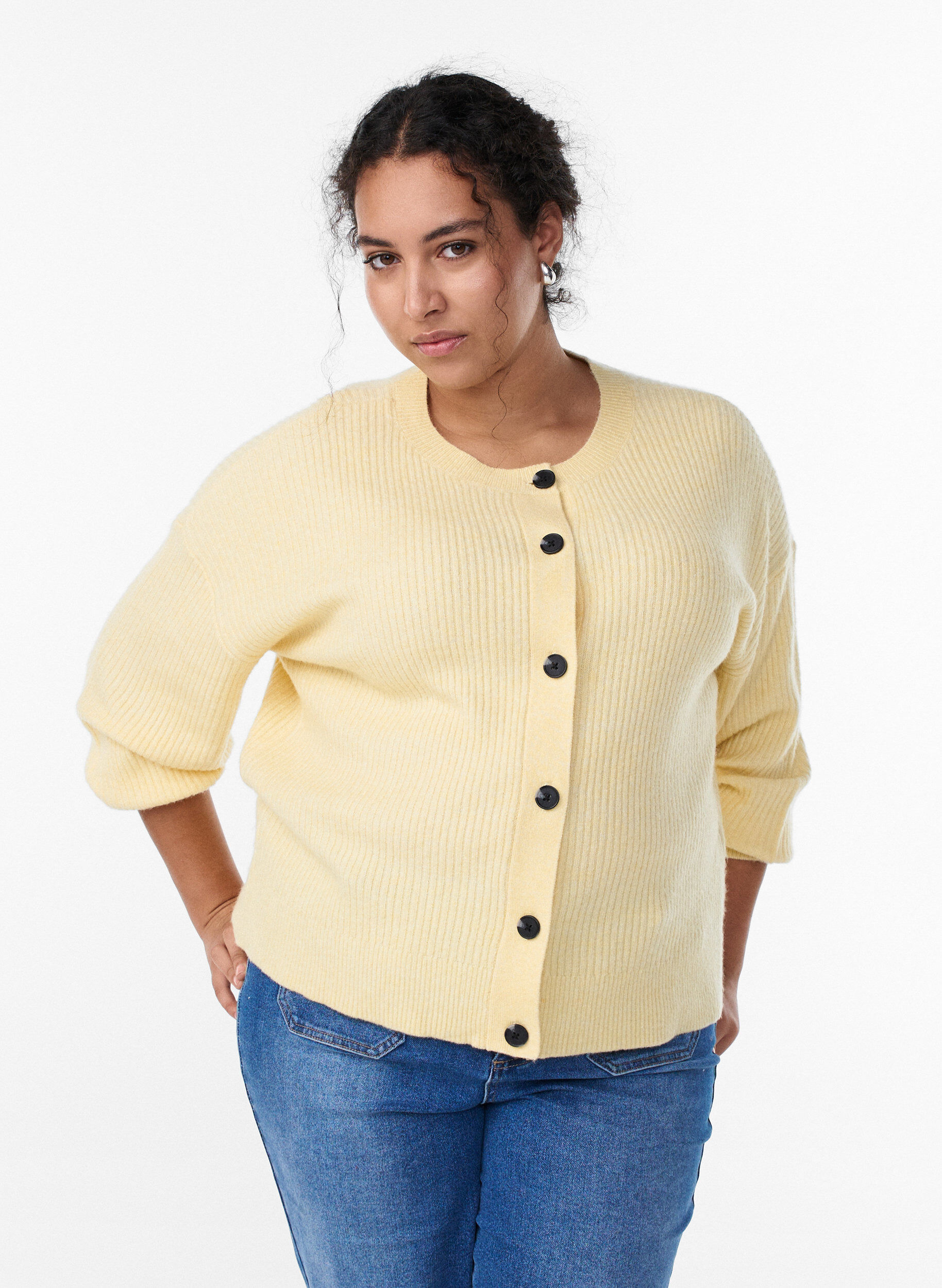 Ribbestrikket cardigan med knapper, Gul, Model