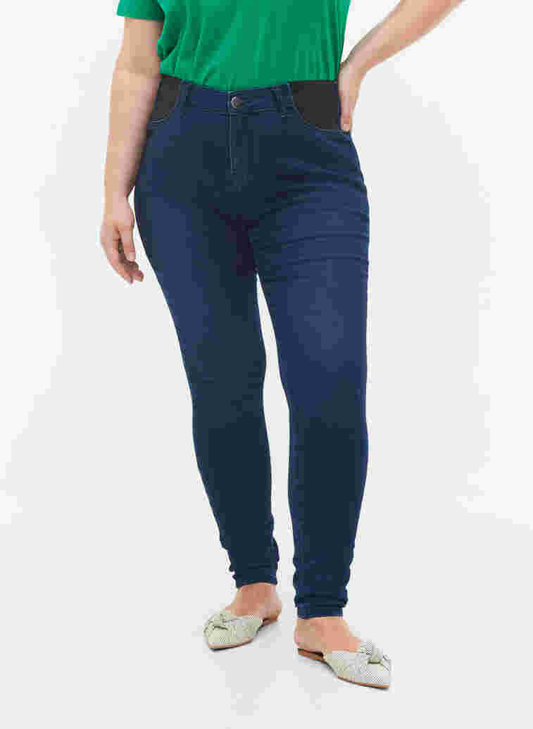 Super slim Amy jeans med strikk i livet, Dark blue, Model image number 2
