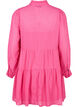 Kort, strukturmønstret kjole med volangkrage, Magenta, Packshot image number 1