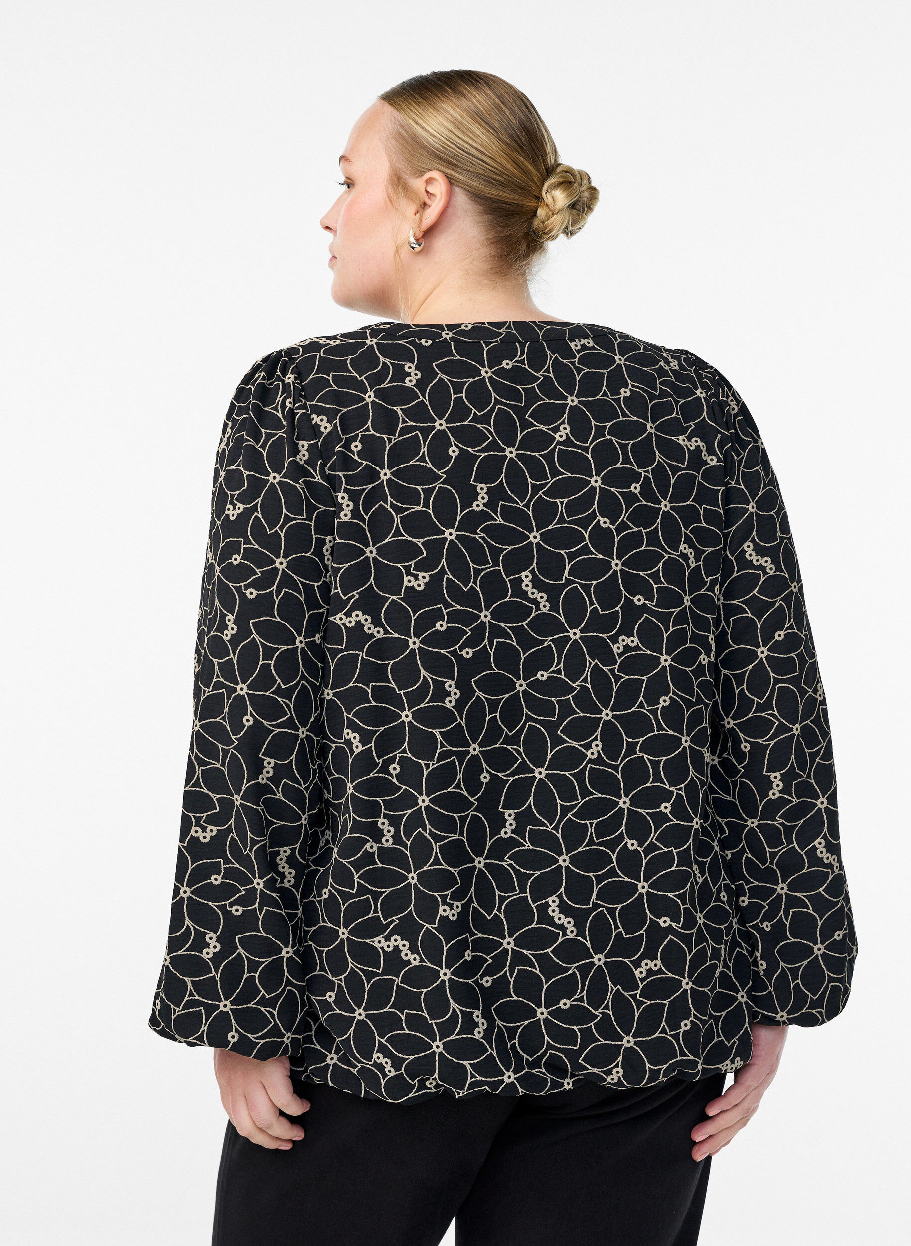 Zizzi Langermet bluse med blomsterbroderi, Svart, Model image number 2