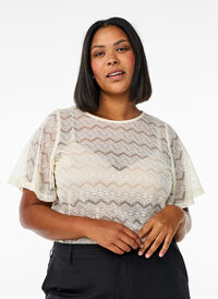 Blondebluse med korte ermer og bølget faldkant, Vanilje Blondebluse med korte ermer og bølget faldkant, Vanilje, Model