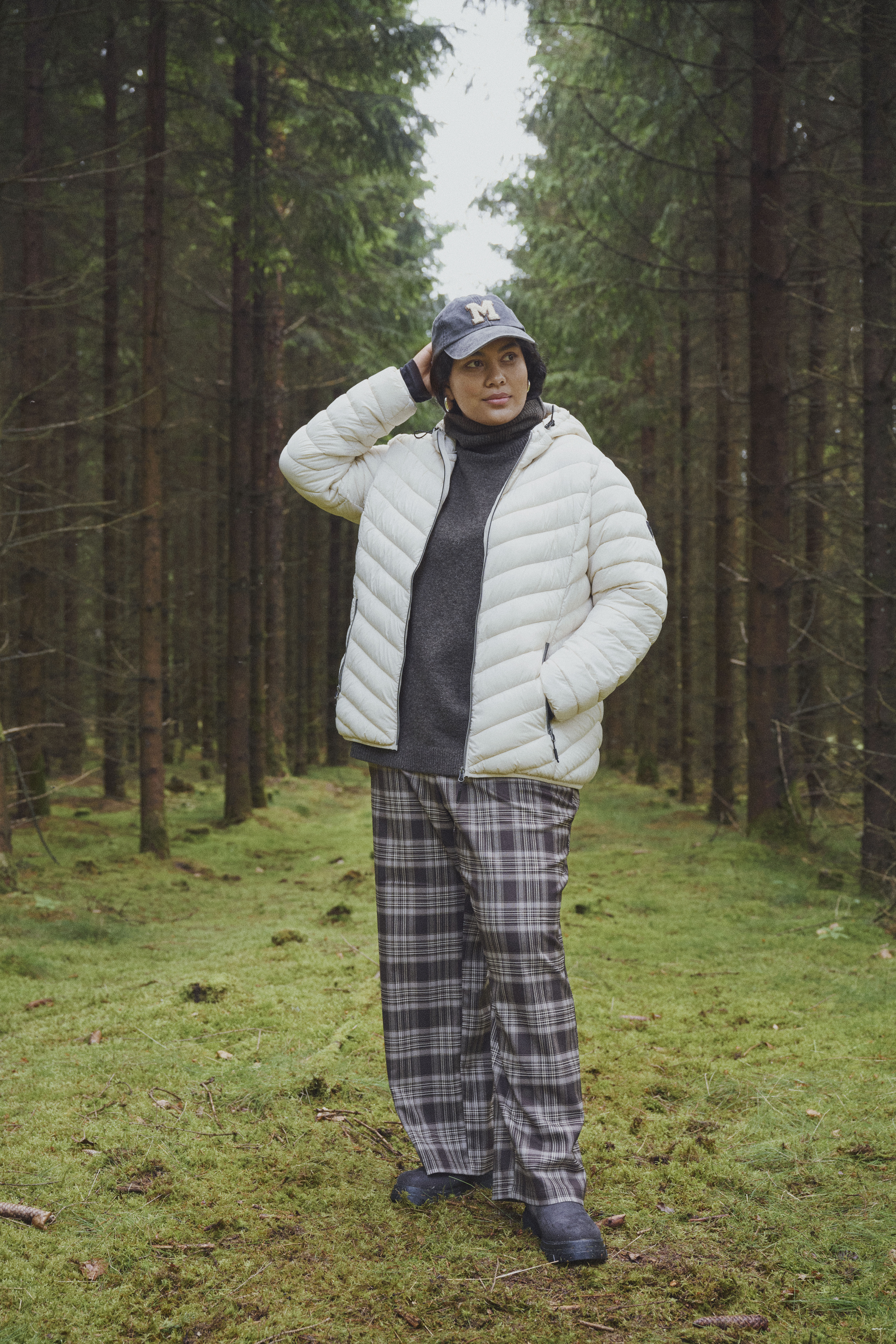 Avslappet skogsstil i hvite toner, , Model