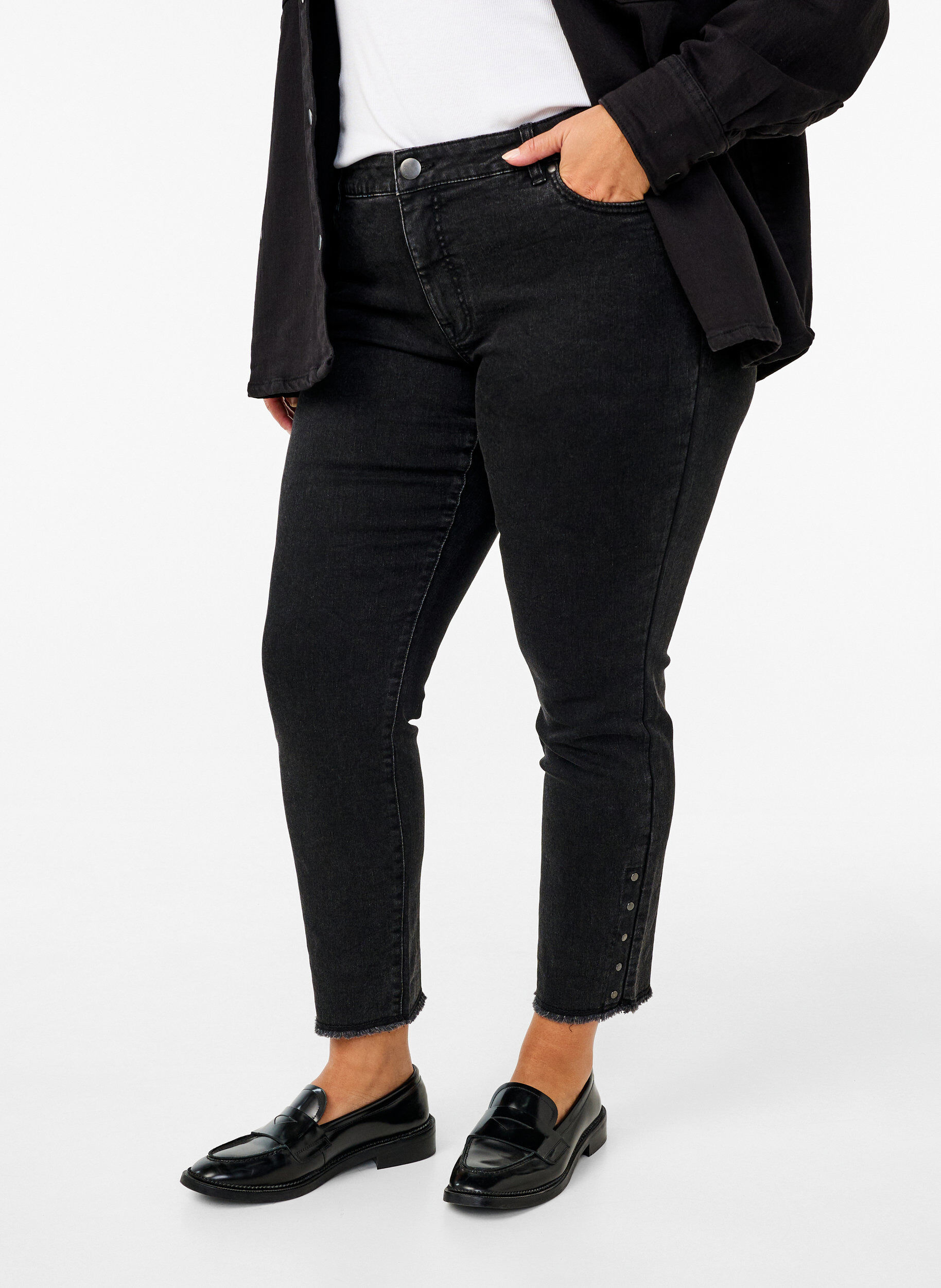 Zizzi Cropped Emily jeans med frynsete nederkant, Dark Grey Denim, Model image number 2