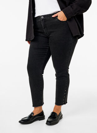 Zizzi Cropped Emily jeans med frynsete nederkant, Dark Grey Denim, Model image number 2