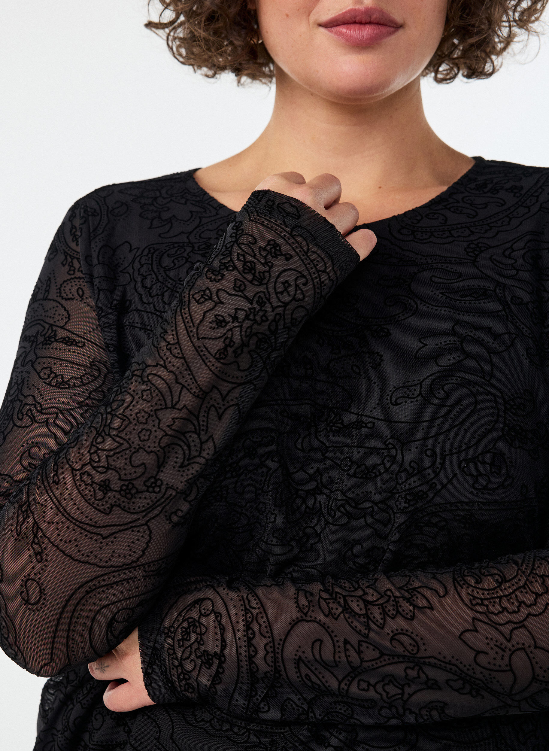 ZizziMeshbluse med paisleytrykk og asymmetrisk kant, Svart, Model image number 3