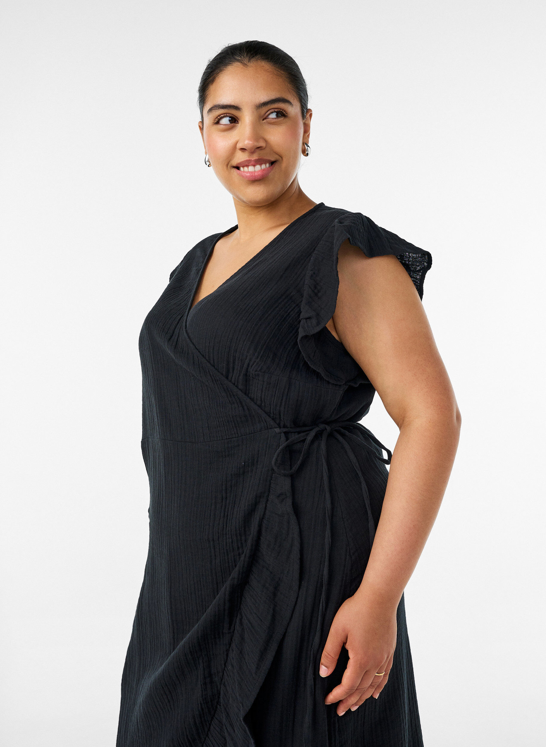 ZizziOmslagskjole i bomullsmusselin med rysjer, Svart, Model image number 2
