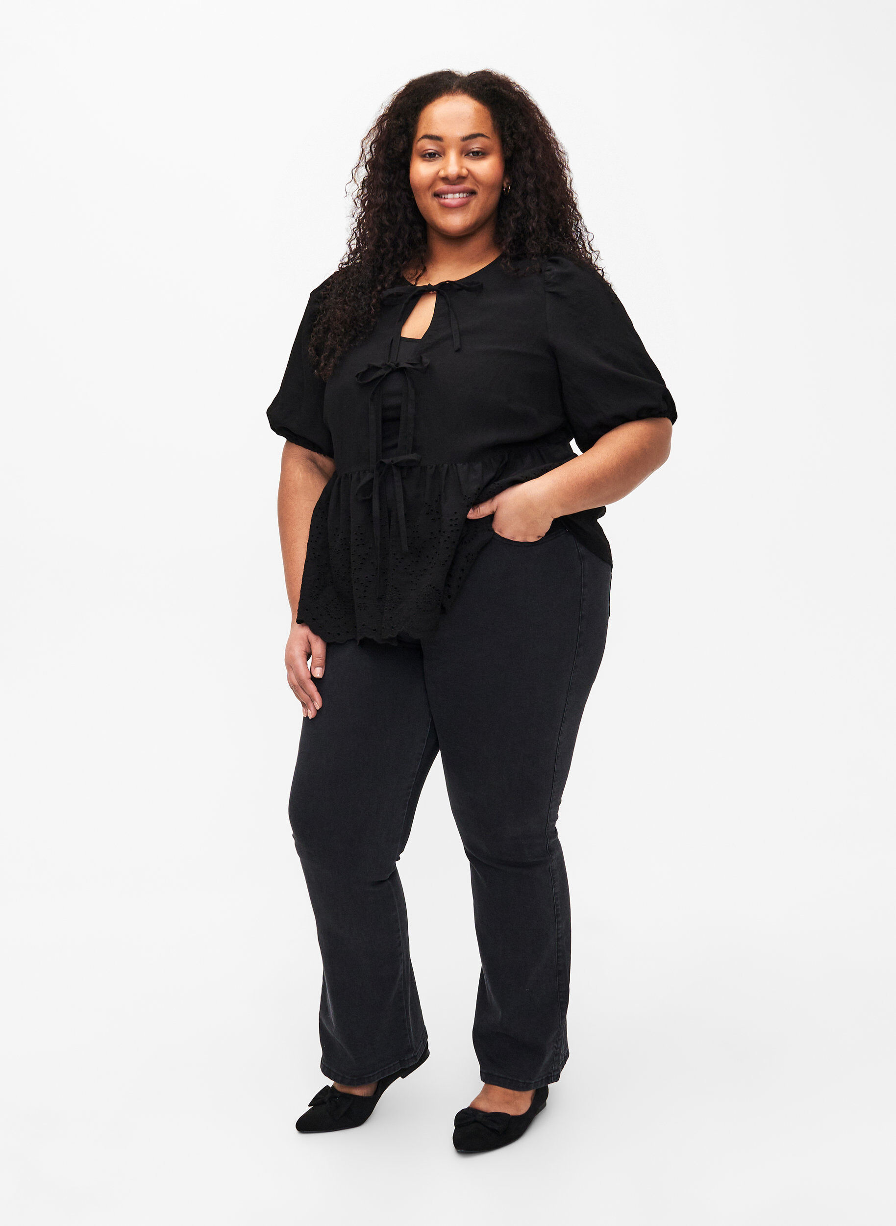 Zizzi Bluse i viskose med engelsk broderi, Black, Model image number 3