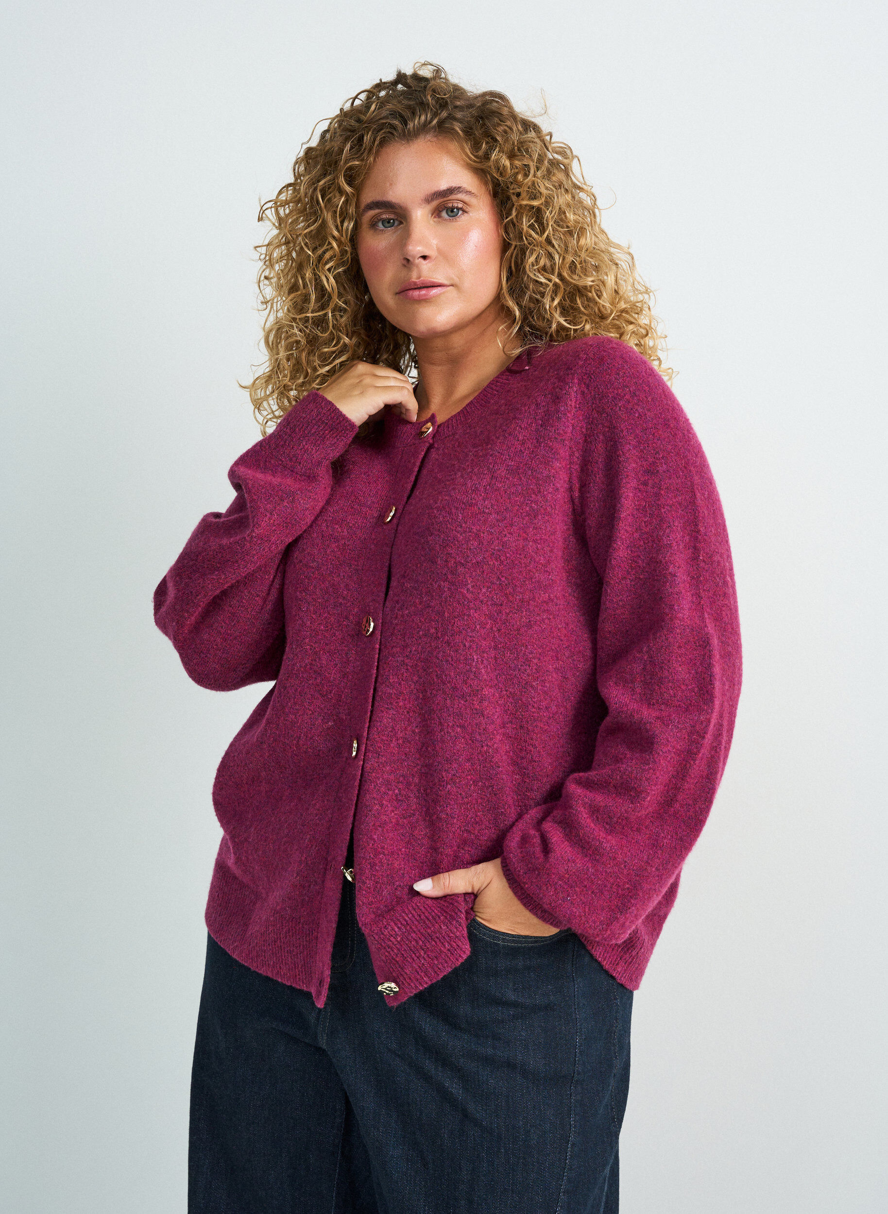 Cardigan i myk strikk med gullfargede knapper, Rosa, Model