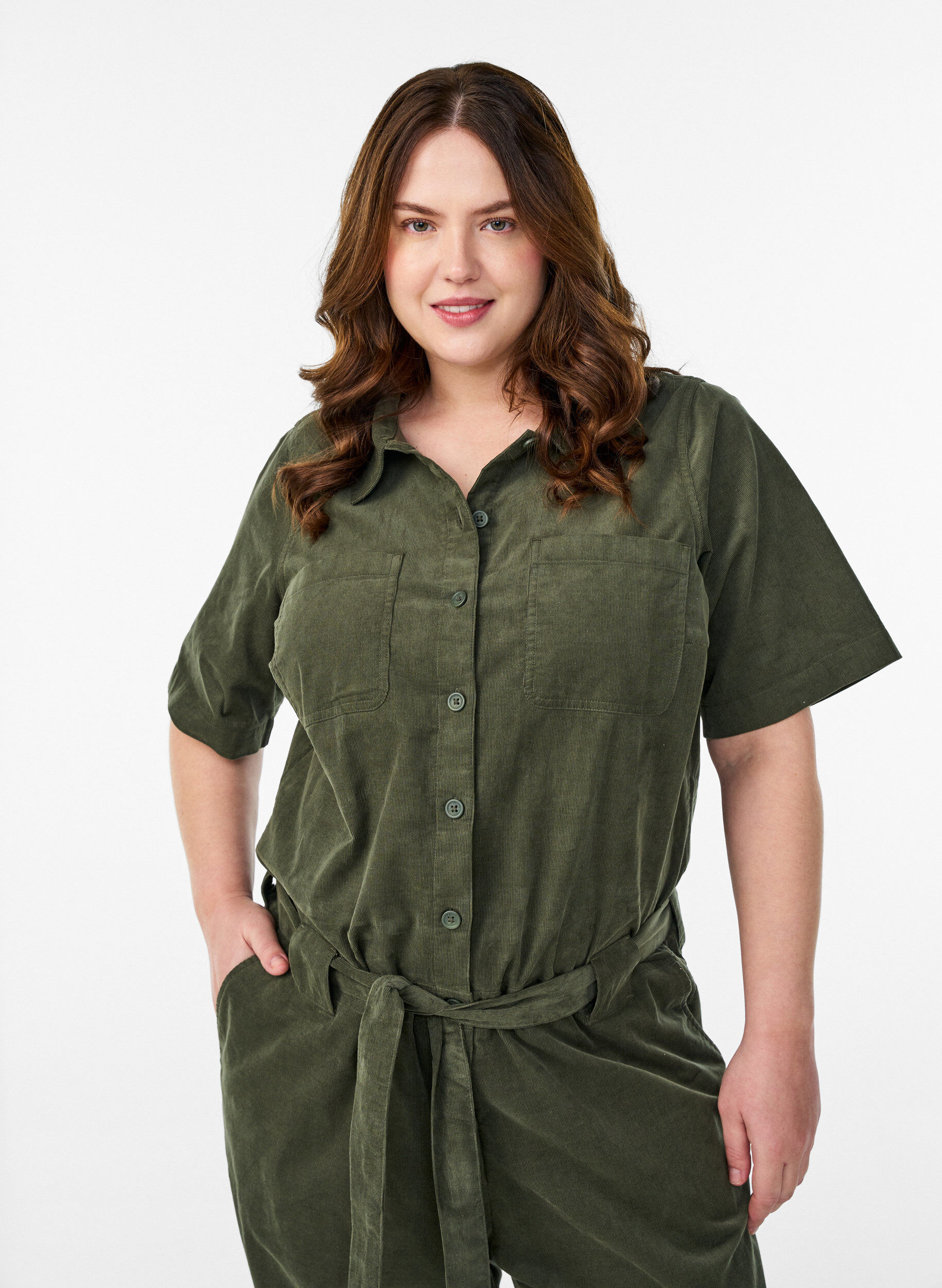 Zizzi Cordfl&oslash;yels jumpsuit med straight fit ben, Gr&oslash;nn, Model image number 2