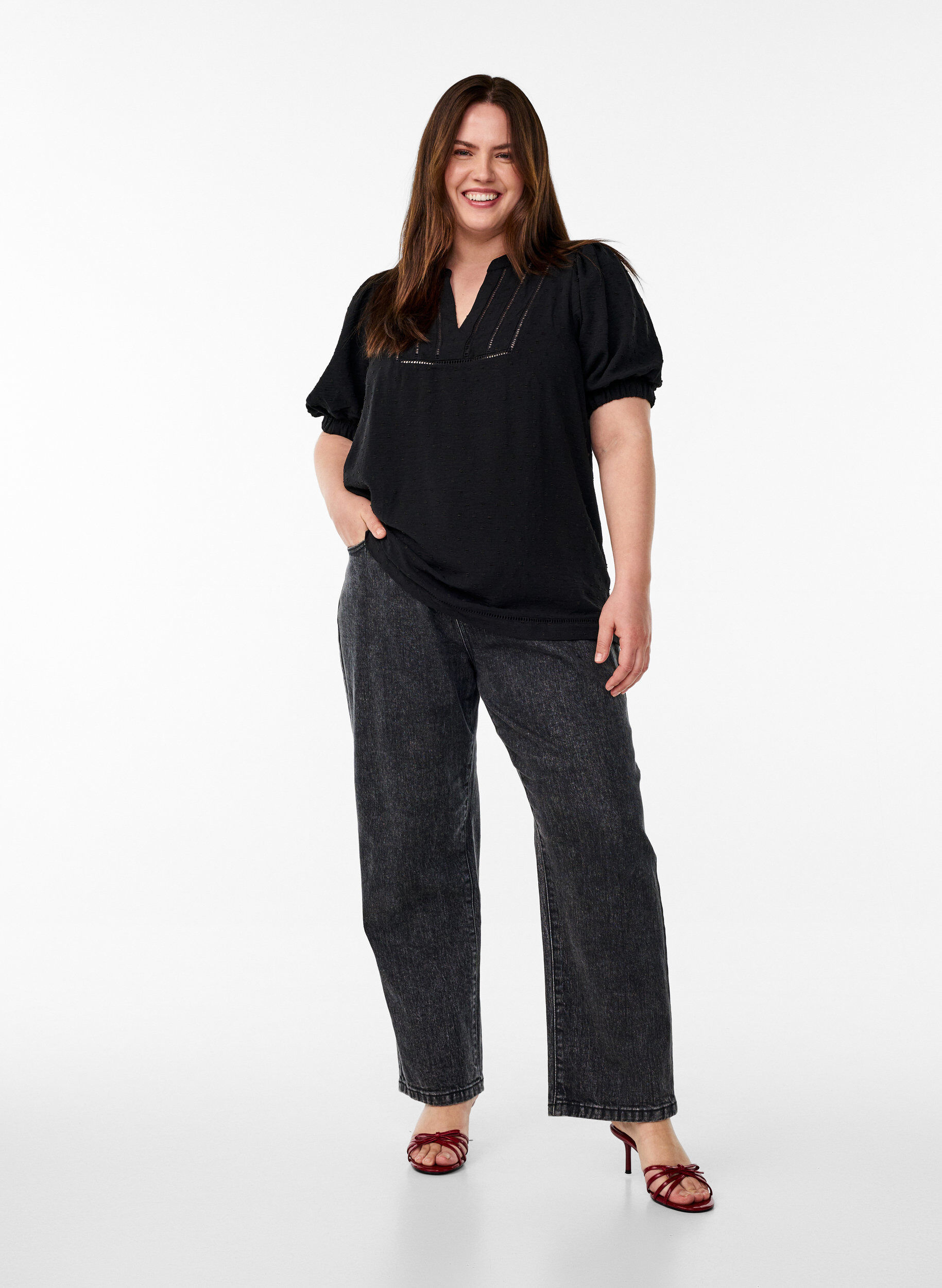 Zizzi Bluse med korte puff ermer og prikkete tekstur, Black, Model image number 2