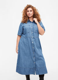 Skjortekjole i denim med korte ermer, Blå Skjortekjole i denim med korte ermer, Blå, Model