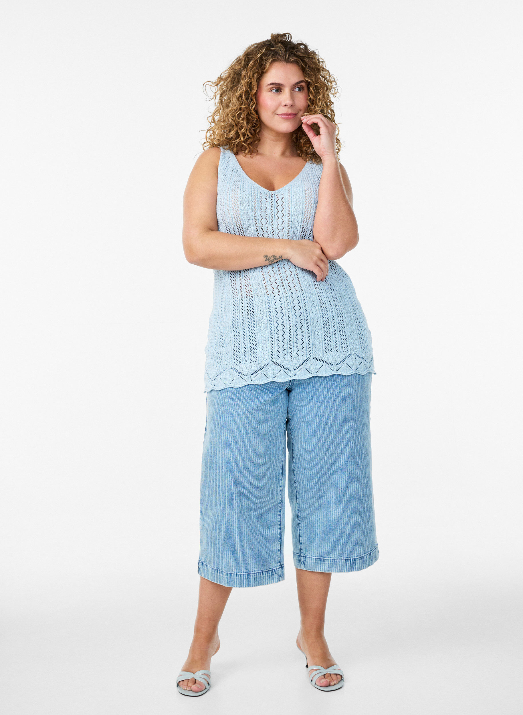 Zizzi Strikket topp med hullbroderi og V-hals, Bl&aring;, Model image number 1