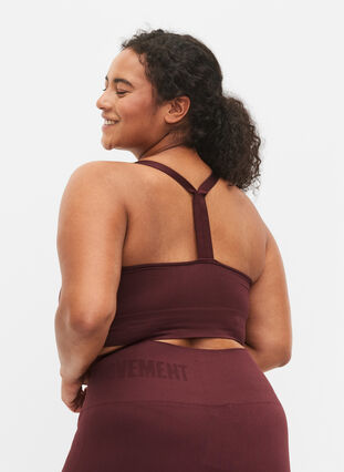 Sømløs sports-BH i ribbet materiale, Fudge, Model image number 1