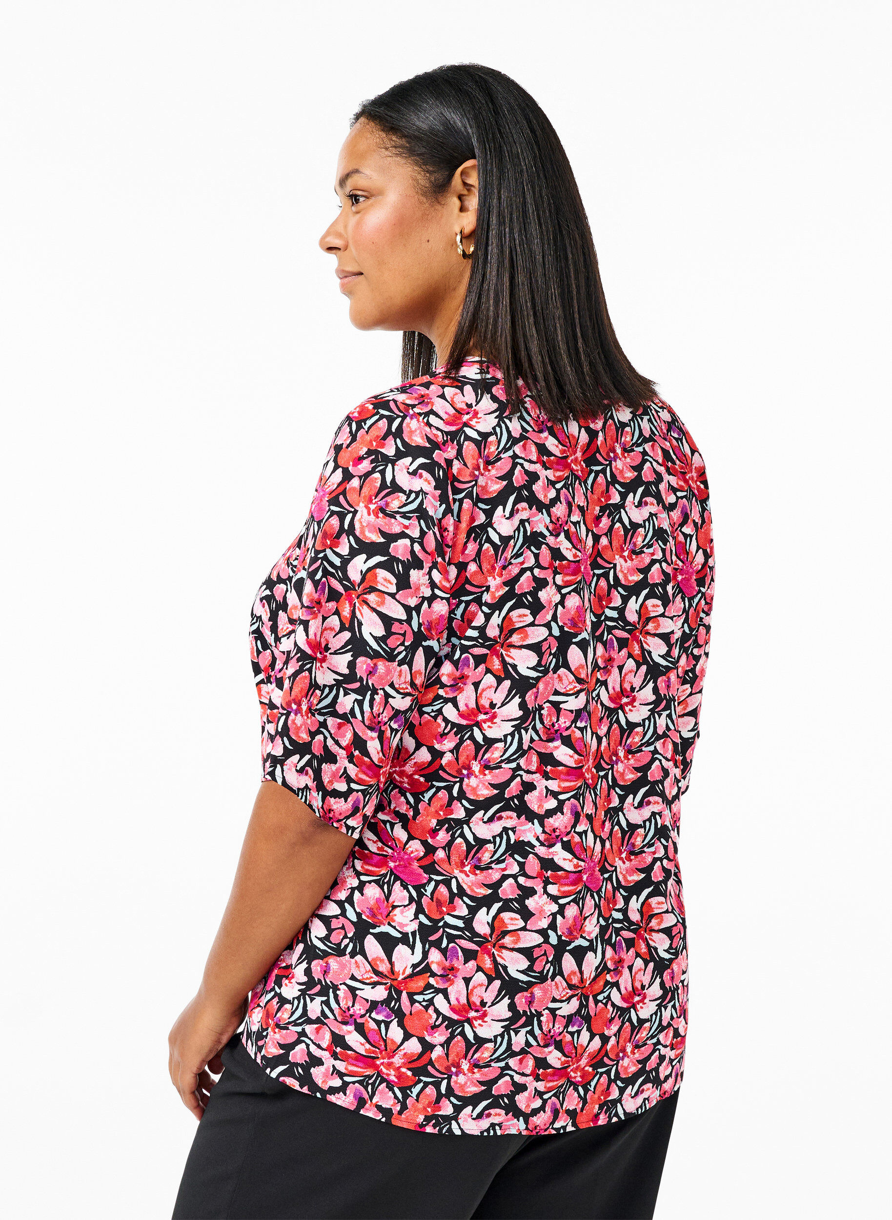 Zizzi Bluse med V-hals og blomstertrykk, Black Flower AOP, Model image number 1
