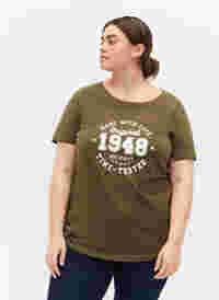 T-skjorte i bomull med trykk foran, Ivy Green MADE WITH, Model