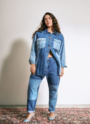 Mille mom fit-jeans med colorblock og høy midje, Light Blue Denim, Image image number 0
