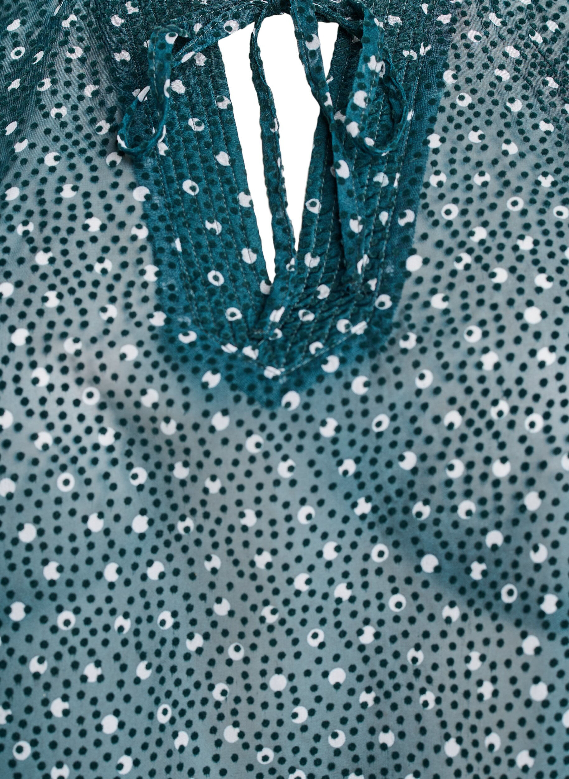 Zizzi Chiffonbluse med volangdetaljer og sm&aring; prikker, Gr&oslash;nn, Packshot image number 2