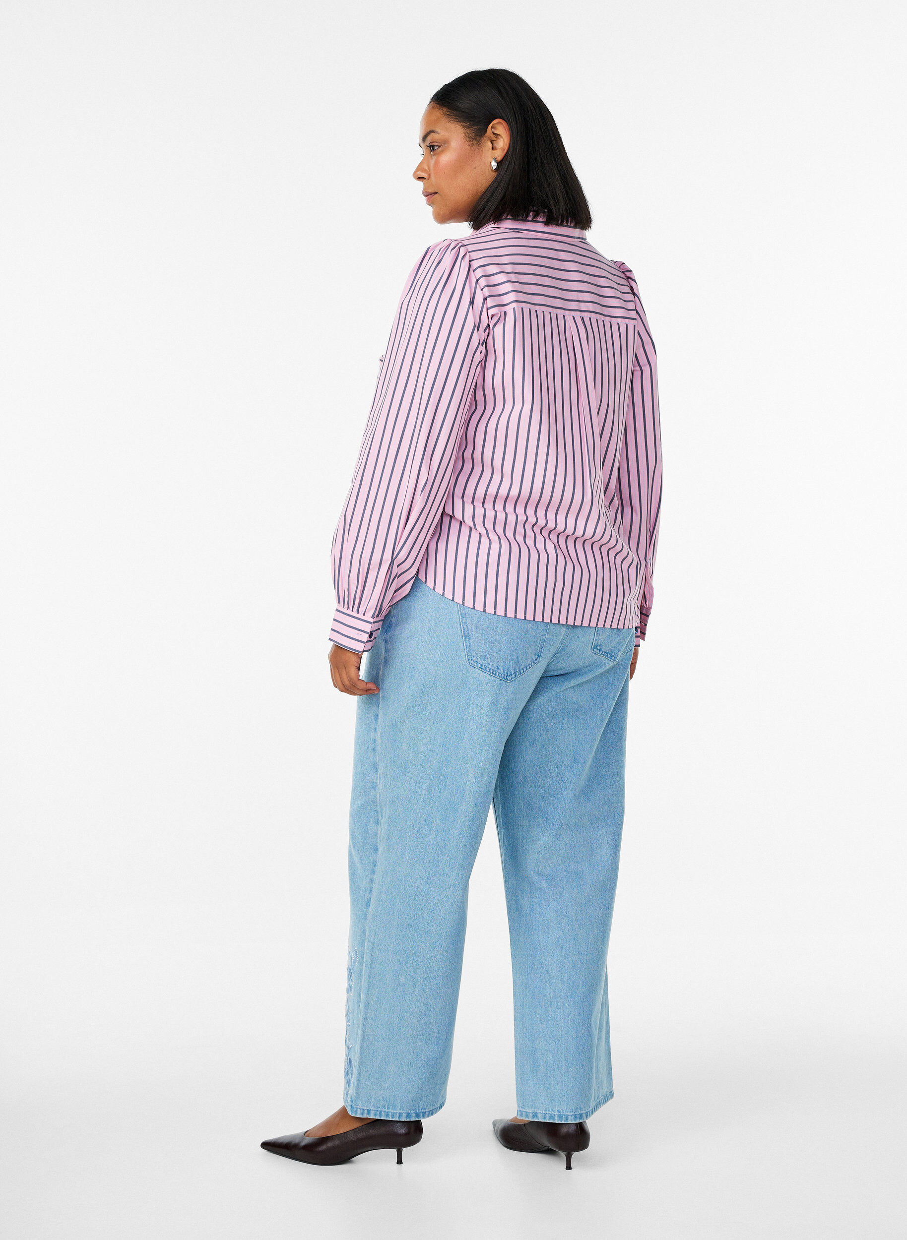 Zizzi Myra jeans med Wide fit og blomsterdetaljer, Bl&aring;, Model image number 1