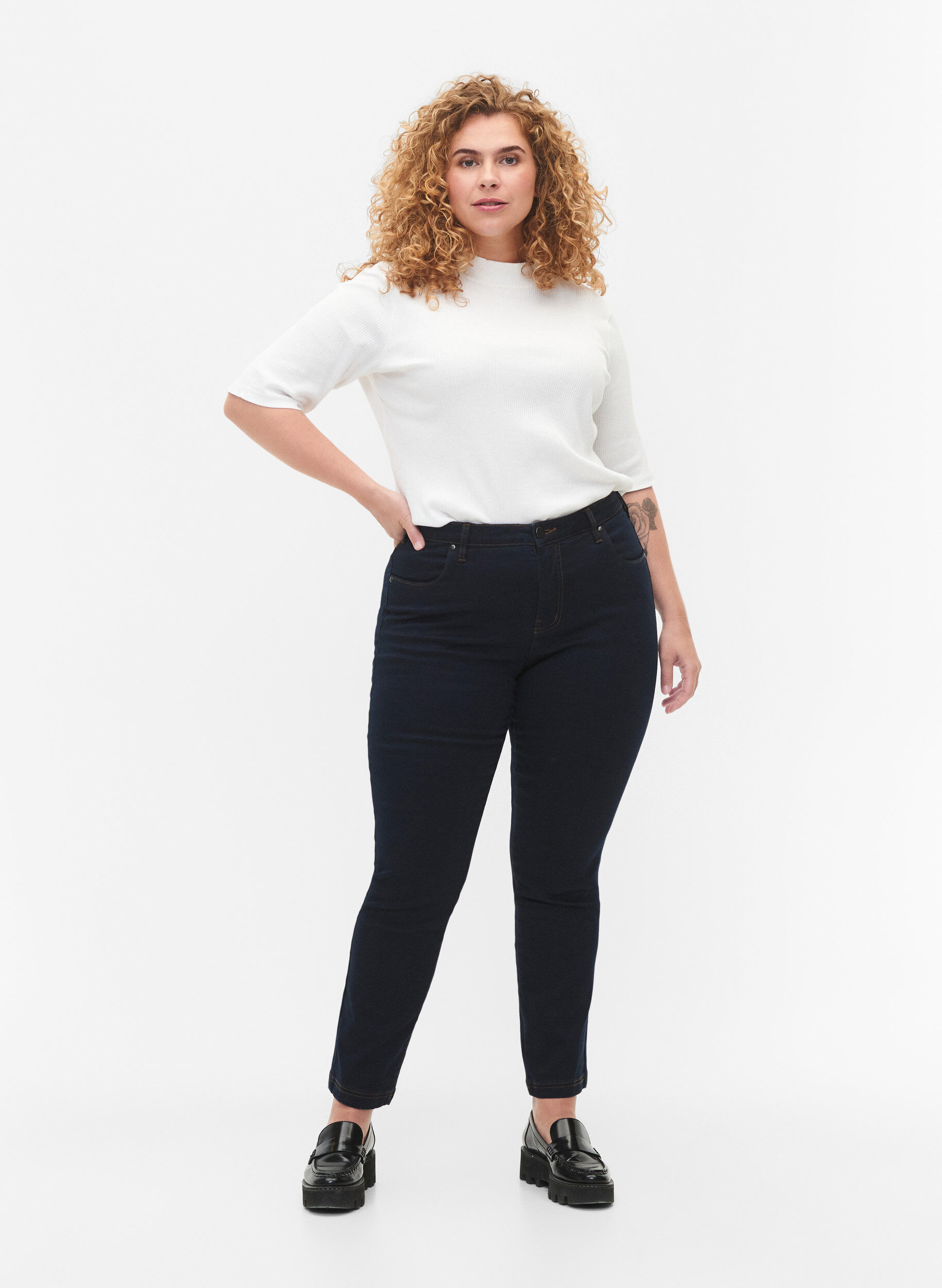 Slim fit Emily jeans med normal h&oslash;yde i livet, Bl&aring;, Model