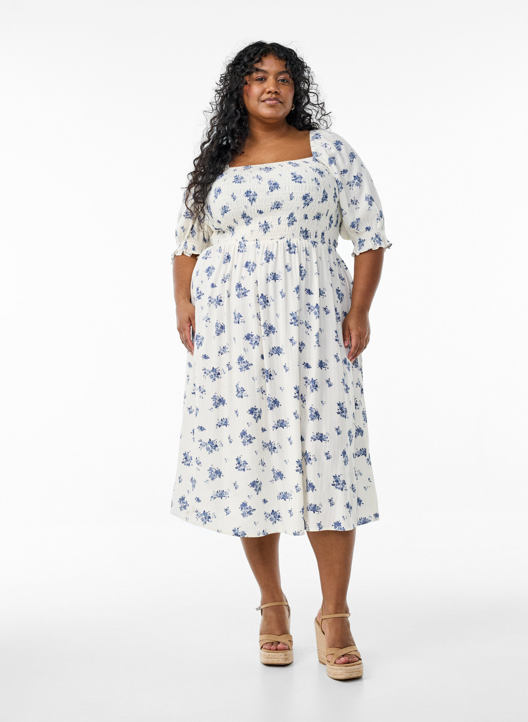 ZizziBlomstrete midikjole av viskose med smock, Hvit, Model image number 0