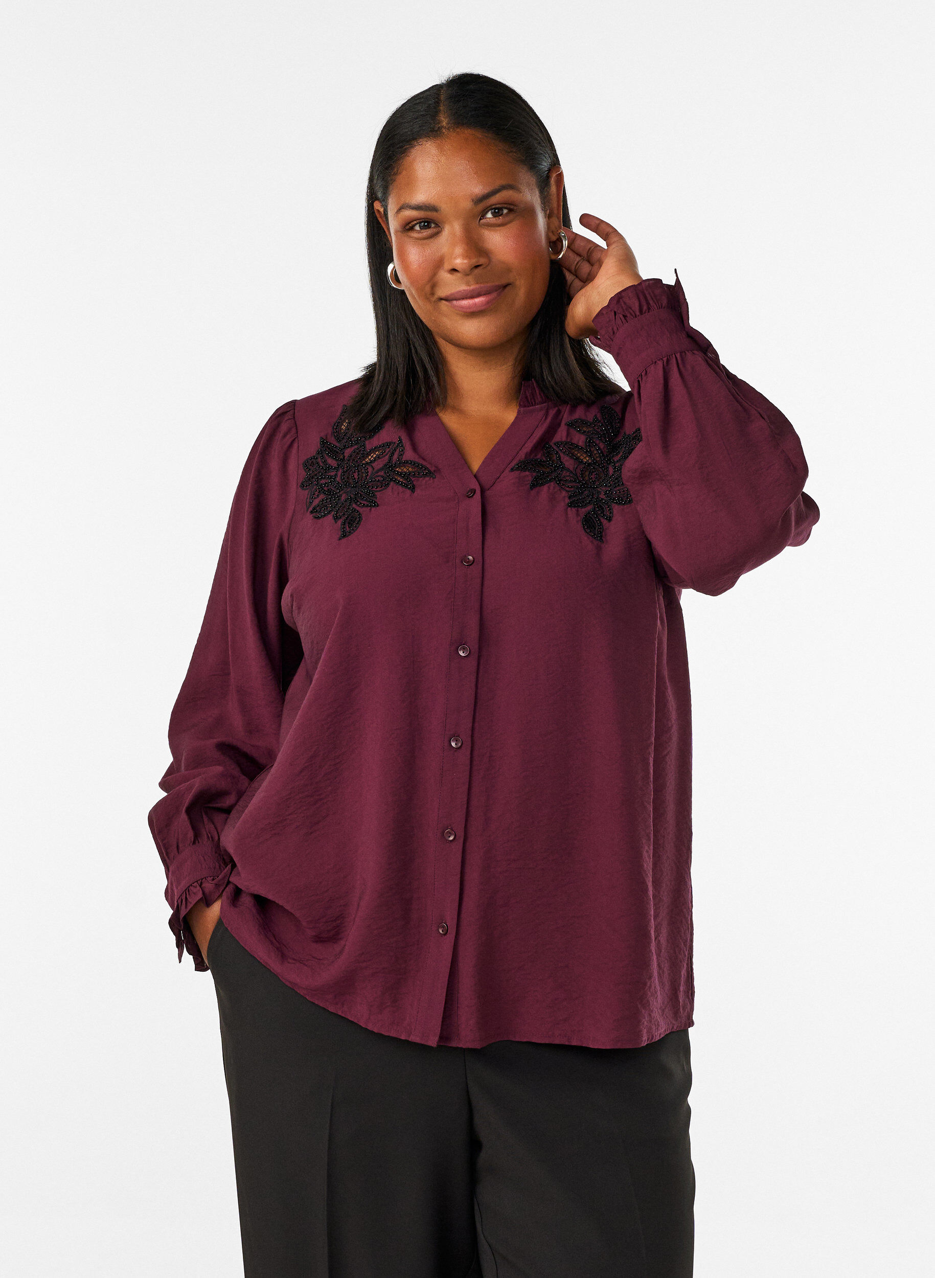 ZizziSkjortebluse med broderte blomsterapplikasjoner, R&oslash;d, Model image number 0