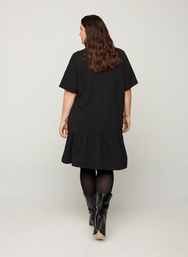 Kortermet kjole med struktur og A-form, Black, Model image number 1